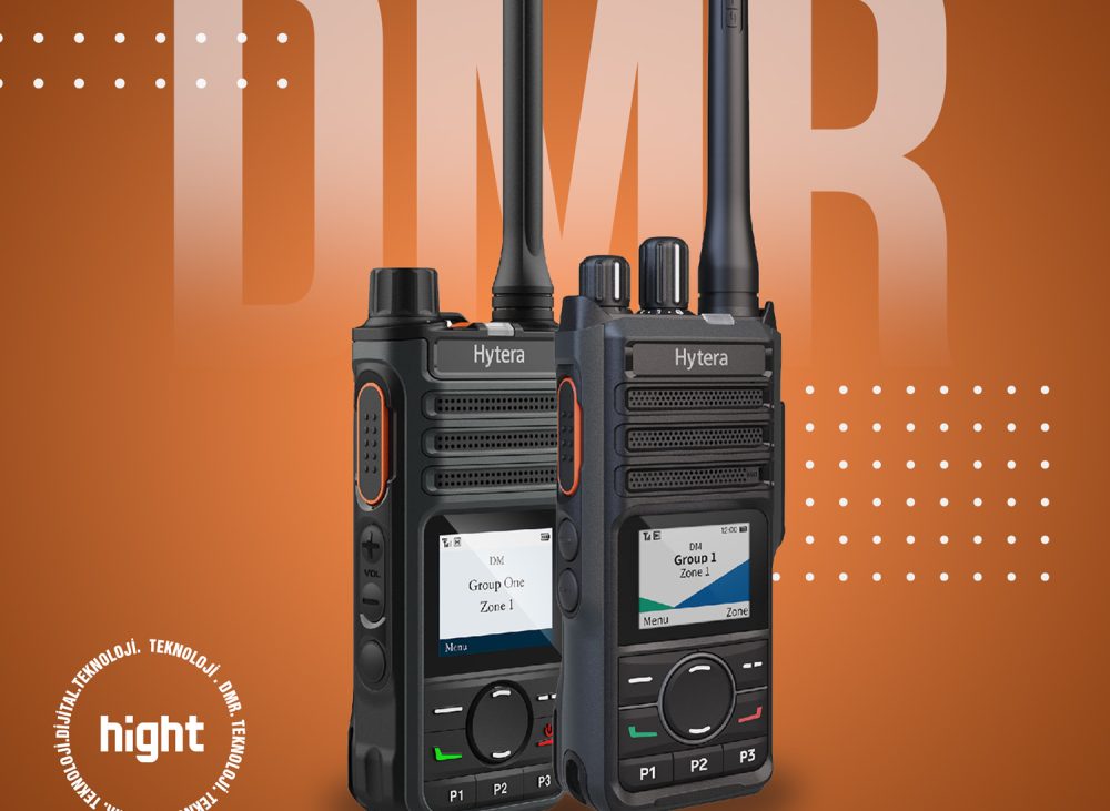 DMR Telsizlerin Avantajları DMR telsiz kullanmanın işletmelere sağladığı avantajlar: Daha net ve kaliteli iletişim Frekans maliyetlerinde tasarruf Gelişmiş güvenlik ve şifreleme Operasyonel verimlilik artışı Uzun vadede düşük maliyet Analog ve DMR Telsiz Karşılaştırması Özellik Analog Telsiz DMR Telsiz Ses Kalitesi Orta Yüksek Kapsama Sınırlı Geniş Kanal Verimliliği Düşük Yüksek Veri İletimi Yok Var Güvenlik Düşük Yüksek DMR Telsiz Seçerken Nelere Dikkat Edilmeli? DMR telsiz satın alırken şu kriterler göz önünde bulundurulmalıdır: Kullanım alanı (iç/dış mekân) Batarya kapasitesi Dayanıklılık (IP ve MIL-STD standartları) GPS ve veri özellikleri Marka ve teknik servis desteği Sonuç DMR telsizler, dijital teknolojinin sunduğu avantajlarla profesyonel iletişimde yeni bir standart oluşturmuştur. İşletmeler için hem maliyet hem de performans açısından büyük fayda sağlayan bu sistemler, günümüzde analog telsizlerin yerini hızla almaktadır. Eğer siz de işletmeniz için güvenilir, net ve modern bir iletişim çözümü arıyorsanız, DMR telsizler en doğru tercihlerden biri olacaktır.