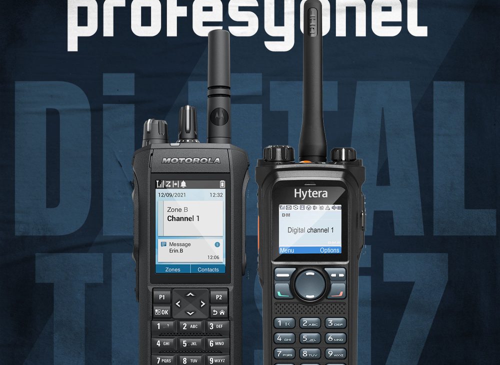 Dijital telsiz teknolojisi birçok sektörde aktif olarak kullanılmaktadır. Güvenlik ekipleri, alışveriş merkezleri ve büyük organizasyonlarda koordinasyonu sağlamak için bu sistemlerden yararlanır. Sanayi ve üretim tesislerinde çalışan ekipler arasında hızlı iletişim kurmak için tercih edilir. Ayrıca lojistik sektöründe sürücüler ve operasyon merkezleri arasında etkili bir bağlantı sağlar. Turizm ve hizmet sektöründe de dijital telsizler yaygın olarak kullanılır. Otellerde, hastanelerde ve havalimanlarında çalışan personelin koordinasyonunu kolaylaştırır. Bu da müşteri memnuniyetine doğrudan katkı sağlar. Dijital Telsiz mi Analog Telsiz mi? Dijital telsiz ile analog telsiz arasında seçim yaparken ihtiyaçlar belirleyici olur. Eğer daha ekonomik ve basit bir çözüm aranıyorsa analog sistemler tercih edilebilir. Ancak daha net ses, gelişmiş özellikler ve güvenli iletişim gerekiyorsa dijital telsiz daha doğru bir seçim olacaktır. Özellikle büyük ekiplerin çalıştığı ve veri güvenliğinin önemli olduğu ortamlarda dijital telsiz sistemleri açık ara öne çıkar. Sonuç Teknolojinin gelişmesiyle birlikte dijital telsiz sistemleri, profesyonel iletişimin temel taşlarından biri haline gelmiştir. Net ses kalitesi, gelişmiş fonksiyonlar ve yüksek güvenlik seviyesi sayesinde birçok sektörde aktif olarak kullanılmaktadır. İş süreçlerini hızlandırmak, ekipler arası koordinasyonu güçlendirmek ve güvenli iletişim sağlamak isteyen işletmeler için dijital telsizler güçlü ve etkili bir çözümdür.