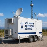 Acil durum haberleşme römorku Endüstriyel tesisler, baraj inşaatları veya maden sahaları için bu römorklar geçici değil, stratejik bir yatırımdır. Sabit bir kule dikmenin maliyetli ve zaman alıcı olduğu yerlerde, römork size esneklik sağlar. Proje bittiğinde römorku başka bir şantiyeye çekebilir, böylece yatırımınızı korumuş olursunuz. Sonuç olarak; acil durum haberleşme römorku, kaosun ortasında düzeni sağlayan, personelin sesini duyuran ve teknolojiyi en zor coğrafyalara taşıyan bir "güvenlik köprüsü"dür.