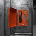 Endüstriyel telefon seçimi yapılırken sadece fiziksel dayanıklılık değil, aynı zamanda sistem uyumluluğu da göz önünde bulundurulmalıdır. Kullanılan mevcut altyapıya entegre olabilen, bakım kolaylığı sunan ve uzun vadede maliyet avantajı sağlayan çözümler tercih edilmelidir. Ayrıca ses kalitesi, tuş hassasiyeti ve kullanım ergonomisi gibi faktörler de kullanıcı deneyimini doğrudan etkiler. Bu sistemlerin sunduğu avantajlara rağmen bazı zorluklar da söz konusu olabilir. Özellikle ilk kurulum maliyetleri ve teknik altyapı gereksinimleri, küçük ölçekli işletmeler için bir engel oluşturabilir. Ancak uzun vadede sağladığı güvenlik ve verimlilik düşünüldüğünde, endüstriyel telefon sistemleri önemli bir yatırım olarak değerlendirilmektedir. Sonuç olarak, endüstriyel telefon çözümleri, modern sanayi ve altyapı projelerinde vazgeçilmez bir iletişim unsuru haline gelmiştir. Dayanıklı yapısı, akıllı entegrasyon özellikleri ve geniş kullanım alanı sayesinde bu sistemler, işletmelerin hem güvenliğini hem de verimliliğini artırmaktadır. Teknolojinin gelişmesiyle birlikte endüstriyel telefon sistemleri daha da akıllı hale gelerek gelecekte daha kritik roller üstlenecektir.