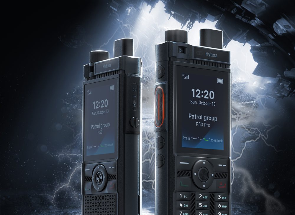 PoC ve MCS telsiz çözümleri farklı sektörlerde aktif olarak kullanılmaktadır. PoC telsizler; lojistik, güvenlik, perakende, turizm ve saha operasyonlarında yaygın olarak tercih edilir. MCS telsizler ise kamu güvenliği, afet yönetimi, savunma ve acil sağlık hizmetleri gibi kritik alanlarda kullanılır. Bu sektörlerde iletişim kesintisi ciddi sonuçlar doğurabileceği için MCS sistemleri vazgeçilmezdir. Sonuç Gelişen teknoloji ile birlikte PoC ve MCS telsiz sistemleri, modern haberleşmenin en önemli parçalarından biri haline gelmiştir. Her iki sistem de farklı ihtiyaçlara yönelik çözümler sunarak iletişimi daha hızlı, güvenli ve verimli hale getirir. İşletmeniz için doğru telsiz sistemini seçerken kullanım alanı, güvenlik ihtiyacı ve kapsama gereksinimlerini göz önünde bulundurmanız büyük önem taşır. Böylece en uygun ve verimli iletişim altyapısını kurabilirsiniz.