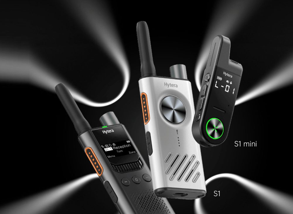 Lisanssız ve Profesyonel Telsiz Farkı Lisanssız telsizler ile profesyonel (lisanslı) telsizler arasında bazı temel farklar bulunur. Profesyonel sistemler daha geniş kapsama alanı ve özel frekanslar sunarken, lisanssız telsizler sınırlı frekanslarda çalışır. Buna karşılık lisanssız telsizler daha uygun maliyetlidir ve kullanımı çok daha pratiktir. Bu nedenle kısa mesafeli ve günlük kullanım ihtiyaçları için oldukça yeterlidir. Sonuç Hızlı kurulum, düşük maliyet ve kolay kullanım avantajlarıyla lisanssız telsiz sistemleri, günümüzde en pratik iletişim araçlarından biri olarak öne çıkmaktadır. Özellikle kısa mesafede, anlık ve kesintisiz iletişim ihtiyacı olan kullanıcılar için oldukça ideal bir çözümdür. Eğer karmaşık sistemlerle uğraşmadan, doğrudan iletişime geçmek istiyorsanız lisanssız telsizler beklentilerinizi karşılayacaktır.