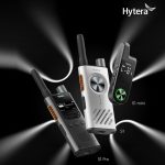 Lisanssız ve Profesyonel Telsiz Farkı Lisanssız telsizler ile profesyonel (lisanslı) telsizler arasında bazı temel farklar bulunur. Profesyonel sistemler daha geniş kapsama alanı ve özel frekanslar sunarken, lisanssız telsizler sınırlı frekanslarda çalışır. Buna karşılık lisanssız telsizler daha uygun maliyetlidir ve kullanımı çok daha pratiktir. Bu nedenle kısa mesafeli ve günlük kullanım ihtiyaçları için oldukça yeterlidir. Sonuç Hızlı kurulum, düşük maliyet ve kolay kullanım avantajlarıyla lisanssız telsiz sistemleri, günümüzde en pratik iletişim araçlarından biri olarak öne çıkmaktadır. Özellikle kısa mesafede, anlık ve kesintisiz iletişim ihtiyacı olan kullanıcılar için oldukça ideal bir çözümdür. Eğer karmaşık sistemlerle uğraşmadan, doğrudan iletişime geçmek istiyorsanız lisanssız telsizler beklentilerinizi karşılayacaktır.