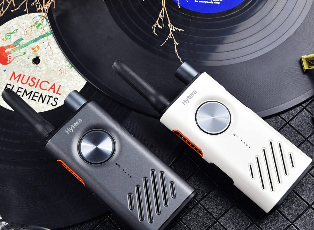 lisanssız telsizler hızlı, ekonomik ve pratik iletişim çözümleri sunan cihazlardır. Lisans gerektirmemesi, kolay kullanımı ve taşınabilir yapısı sayesinde geniş bir kullanıcı kitlesine hitap eder. Kısa mesafeli iletişim ihtiyaçları için ideal olan bu cihazlar, günümüzde birçok sektörde etkin şekilde kullanılmaya devam etmektedir.