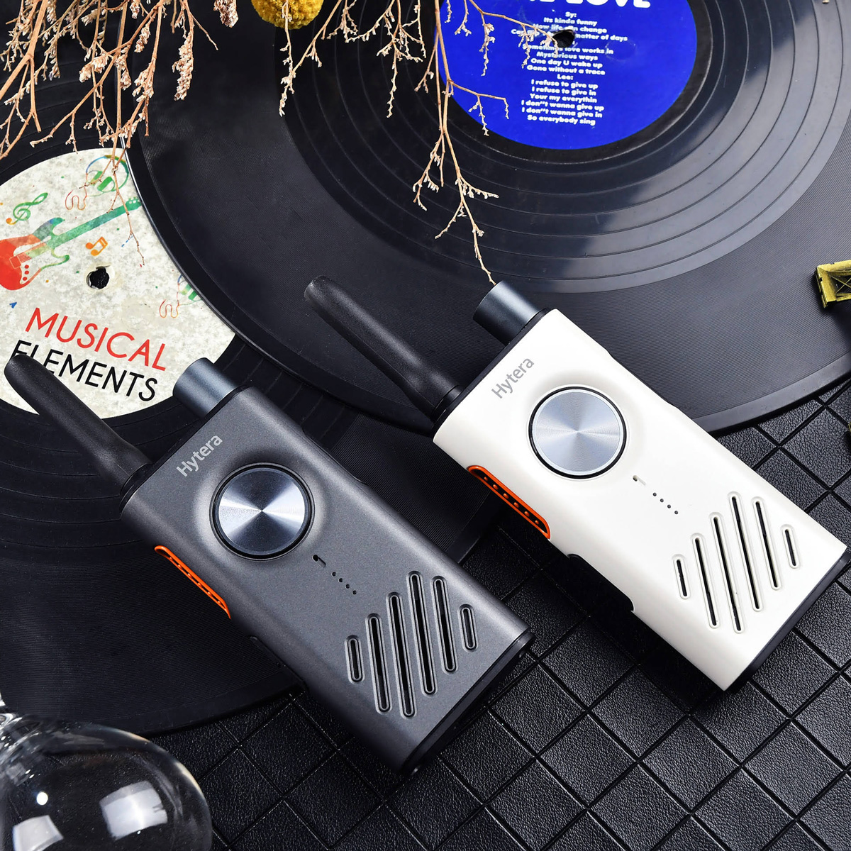 lisanssız telsizler hızlı, ekonomik ve pratik iletişim çözümleri sunan cihazlardır. Lisans gerektirmemesi, kolay kullanımı ve taşınabilir yapısı sayesinde geniş bir kullanıcı kitlesine hitap eder. Kısa mesafeli iletişim ihtiyaçları için ideal olan bu cihazlar, günümüzde birçok sektörde etkin şekilde kullanılmaya devam etmektedir.