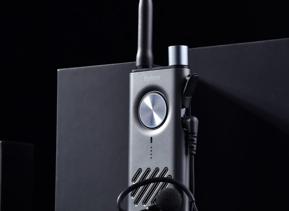 Sonuç olarak, bas konuş telsizler hızlı, pratik ve güvenilir iletişim sağlayan önemli araçlardır. Özellikle ekip çalışmasının yoğun olduğu alanlarda, anlık koordinasyon için vazgeçilmez bir rol oynamaktadır.