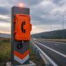 Yol kenarı acil durum telefonu sistemleri genellikle dikkat çekici renklerde (sarı veya turuncu) tasarlanır ve özel işaret levhaları ile belirtilir. Sürücüler bu işaretler sayesinde en yakın acil telefonun yerini kolayca bulabilir. Acil bir durumda aracın güvenli bir şekilde durdurulması ve en yakın telefona ulaşılması önerilir. Ayrıca bu telefonlar sadece kaza durumlarında değil; araç arızası, yakıt bitmesi veya yol bilgisi ihtiyacı gibi durumlarda da kullanılabilir. Bu yönüyle sürücüler için çok yönlü bir güvenlik çözümü sunar. Sonuç olarak, yol kenarı acil durum telefonu, karayolu güvenliğinin önemli bir parçasıdır. Hızlı erişim, kolay kullanım ve kesintisiz iletişim özellikleri sayesinde acil durumlarda hayat kurtarıcı bir rol oynar. Gelişen teknoloji ile birlikte bu sistemlerin daha akıllı ve entegre hale gelmesi, yol güvenliğini daha da artıracaktır.