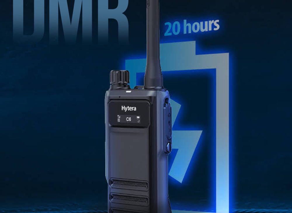 DMR Telsiz ile Analog Telsiz Arasındaki Farklar Birçok işletme iletişim sistemi seçerken analog ve DMR telsiz farklarını araştırmaktadır. DMR teknolojisi, dijital altyapısı sayesinde birçok avantaj sağlamaktadır. DMR telsizlerin öne çıkan farkları şunlardır: Daha net ses kalitesi sunar Daha geniş kapsama alanı sağlar Aynı frekansta çift görüşme imkanı verir Daha güvenli iletişim altyapısına sahiptir Veri paylaşımı ve GPS desteği sunar Daha düşük enerji tüketimi sağlar Analog telsiz sistemleri daha ekonomik başlangıç maliyetine sahip olsa da uzun vadede DMR telsiz çözümleri daha yüksek verimlilik sunmaktadır. DMR Telsiz Çeşitleri Kullanım alanına göre farklı DMR telsiz modelleri bulunmaktadır. İşletmeler ihtiyaçlarına göre uygun cihaz seçimi yapabilmektedir. El Tipi DMR Telsiz Taşınabilir yapıya sahip olan bu modeller, saha ekipleri tarafından yoğun şekilde kullanılmaktadır. Hafif ve dayanıklı yapılarıyla dikkat çeker. Araç Telsizi Mobil kullanım için geliştirilen araç tipi DMR telsiz sistemleri, lojistik ve saha operasyonlarında tercih edilmektedir. Sabit Merkez Telsizleri Kontrol merkezlerinde kullanılan bu sistemler, geniş kapsama alanı ve güçlü iletişim altyapısı sunmaktadır. DMR Telsiz Seçerken Nelere Dikkat Edilmeli? Doğru DMR telsiz seçimi yapılırken işletmenin iletişim ihtiyaçları dikkate alınmalıdır. Özellikle profesyonel kullanım için teknik özellikler büyük önem taşır. Dikkat edilmesi gereken temel kriterler: Kullanım mesafesi Kanal kapasitesi GPS ve veri desteği Şifreleme özellikleri Batarya performansı Dayanıklılık seviyesi Teknik servis desteği Aksesuar uyumluluğu Zorlu çalışma koşullarında kullanılacak cihazların suya, darbeye ve toza dayanıklı olması uzun ömürlü kullanım açısından avantaj sağlar. DMR Telsiz Sistemlerinin İşletmelere Katkısı İşletmeler için hızlı iletişim, operasyonel süreçlerin verimli ilerlemesi açısından kritik öneme sahiptir. DMR telsiz sistemleri sayesinde saha ekipleri arasında kesintisiz iletişim sağlanır ve iş süreçleri daha kontrollü şekilde yönetilir. Özellikle güvenlik, üretim ve lojistik sektörlerinde iletişim kalitesinin yüksek olması zaman kaybını azaltırken çalışan koordinasyonunu artırır. Bu durum işletmelere hem maliyet hem de verimlilik avantajı sağlamaktadır. Sonuç DMR telsiz teknolojisi, dijital altyapısı sayesinde profesyonel haberleşme ihtiyaçlarına modern ve güvenilir çözümler sunmaktadır. Yüksek ses kalitesi, güvenli iletişim özellikleri, uzun pil ömrü ve gelişmiş veri desteği sayesinde birçok sektörde aktif olarak kullanılmaktadır. İşletmeler için güçlü iletişim altyapısı sağlayan DMR telsiz sistemleri, profesyonel haberleşmenin geleceğinde önemli rol oynamaktadır.