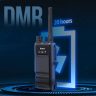 DMR Telsiz ile Analog Telsiz Arasındaki Farklar Birçok işletme iletişim sistemi seçerken analog ve DMR telsiz farklarını araştırmaktadır. DMR teknolojisi, dijital altyapısı sayesinde birçok avantaj sağlamaktadır. DMR telsizlerin öne çıkan farkları şunlardır: Daha net ses kalitesi sunar Daha geniş kapsama alanı sağlar Aynı frekansta çift görüşme imkanı verir Daha güvenli iletişim altyapısına sahiptir Veri paylaşımı ve GPS desteği sunar Daha düşük enerji tüketimi sağlar Analog telsiz sistemleri daha ekonomik başlangıç maliyetine sahip olsa da uzun vadede DMR telsiz çözümleri daha yüksek verimlilik sunmaktadır. DMR Telsiz Çeşitleri Kullanım alanına göre farklı DMR telsiz modelleri bulunmaktadır. İşletmeler ihtiyaçlarına göre uygun cihaz seçimi yapabilmektedir. El Tipi DMR Telsiz Taşınabilir yapıya sahip olan bu modeller, saha ekipleri tarafından yoğun şekilde kullanılmaktadır. Hafif ve dayanıklı yapılarıyla dikkat çeker. Araç Telsizi Mobil kullanım için geliştirilen araç tipi DMR telsiz sistemleri, lojistik ve saha operasyonlarında tercih edilmektedir. Sabit Merkez Telsizleri Kontrol merkezlerinde kullanılan bu sistemler, geniş kapsama alanı ve güçlü iletişim altyapısı sunmaktadır. DMR Telsiz Seçerken Nelere Dikkat Edilmeli? Doğru DMR telsiz seçimi yapılırken işletmenin iletişim ihtiyaçları dikkate alınmalıdır. Özellikle profesyonel kullanım için teknik özellikler büyük önem taşır. Dikkat edilmesi gereken temel kriterler: Kullanım mesafesi Kanal kapasitesi GPS ve veri desteği Şifreleme özellikleri Batarya performansı Dayanıklılık seviyesi Teknik servis desteği Aksesuar uyumluluğu Zorlu çalışma koşullarında kullanılacak cihazların suya, darbeye ve toza dayanıklı olması uzun ömürlü kullanım açısından avantaj sağlar. DMR Telsiz Sistemlerinin İşletmelere Katkısı İşletmeler için hızlı iletişim, operasyonel süreçlerin verimli ilerlemesi açısından kritik öneme sahiptir. DMR telsiz sistemleri sayesinde saha ekipleri arasında kesintisiz iletişim sağlanır ve iş süreçleri daha kontrollü şekilde yönetilir. Özellikle güvenlik, üretim ve lojistik sektörlerinde iletişim kalitesinin yüksek olması zaman kaybını azaltırken çalışan koordinasyonunu artırır. Bu durum işletmelere hem maliyet hem de verimlilik avantajı sağlamaktadır. Sonuç DMR telsiz teknolojisi, dijital altyapısı sayesinde profesyonel haberleşme ihtiyaçlarına modern ve güvenilir çözümler sunmaktadır. Yüksek ses kalitesi, güvenli iletişim özellikleri, uzun pil ömrü ve gelişmiş veri desteği sayesinde birçok sektörde aktif olarak kullanılmaktadır. İşletmeler için güçlü iletişim altyapısı sağlayan DMR telsiz sistemleri, profesyonel haberleşmenin geleceğinde önemli rol oynamaktadır.