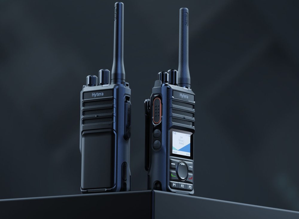 Hytera Telsiz: Teknolojik gelişmelerle birlikte GPS konum takibi, Bluetooth bağlantısı, Wi-Fi desteği ve grup yönetimi gibi özellikler yeni nesil telsiz sistemlerinde daha yaygın hale gelmiştir. Gelişmiş özelliklere sahip Hytera Telsiz modelleri, saha operasyonlarının daha profesyonel şekilde yönetilmesine imkan tanır. Hytera, yalnızca standart dijital telsiz sistemleri değil aynı zamanda EXPROOF ve ATEX sertifikalı güvenlik telsizleri de üretmektedir. Patlayıcı gaz ve kimyasal risk bulunan alanlarda kullanılan Hytera Telsiz çözümleri, petrol rafinerileri, doğal gaz tesisleri ve maden sahalarında güvenli iletişim altyapısı oluşturur. PoC yani internet tabanlı telsiz teknolojileri de Hytera’nın güçlü olduğu alanlardan biridir. Mobil veri ve Wi-Fi üzerinden çalışan Hytera Telsiz sistemleri sayesinde farklı şehirlerde bulunan ekipler aynı iletişim ağı üzerinden kesintisiz haberleşebilir. Bu özellik özellikle geniş operasyon ağına sahip işletmeler için büyük avantaj sağlar. Hytera telsiz seçimi yapılırken kapsama alanı, dijital veya analog kullanım tercihi, batarya kapasitesi, dayanıklılık seviyesi ve kullanım amacı gibi kriterler dikkatle değerlendirilmelidir. Kaliteli bir Hytera Telsiz yatırımı, işletmelere uzun vadede güvenli iletişim, yüksek operasyonel verimlilik ve profesyonel saha yönetimi avantajı sağlar.