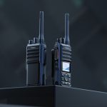 Hytera Telsiz: Teknolojik gelişmelerle birlikte GPS konum takibi, Bluetooth bağlantısı, Wi-Fi desteği ve grup yönetimi gibi özellikler yeni nesil telsiz sistemlerinde daha yaygın hale gelmiştir. Gelişmiş özelliklere sahip Hytera Telsiz modelleri, saha operasyonlarının daha profesyonel şekilde yönetilmesine imkan tanır. Hytera, yalnızca standart dijital telsiz sistemleri değil aynı zamanda EXPROOF ve ATEX sertifikalı güvenlik telsizleri de üretmektedir. Patlayıcı gaz ve kimyasal risk bulunan alanlarda kullanılan Hytera Telsiz çözümleri, petrol rafinerileri, doğal gaz tesisleri ve maden sahalarında güvenli iletişim altyapısı oluşturur. PoC yani internet tabanlı telsiz teknolojileri de Hytera’nın güçlü olduğu alanlardan biridir. Mobil veri ve Wi-Fi üzerinden çalışan Hytera Telsiz sistemleri sayesinde farklı şehirlerde bulunan ekipler aynı iletişim ağı üzerinden kesintisiz haberleşebilir. Bu özellik özellikle geniş operasyon ağına sahip işletmeler için büyük avantaj sağlar. Hytera telsiz seçimi yapılırken kapsama alanı, dijital veya analog kullanım tercihi, batarya kapasitesi, dayanıklılık seviyesi ve kullanım amacı gibi kriterler dikkatle değerlendirilmelidir. Kaliteli bir Hytera Telsiz yatırımı, işletmelere uzun vadede güvenli iletişim, yüksek operasyonel verimlilik ve profesyonel saha yönetimi avantajı sağlar.