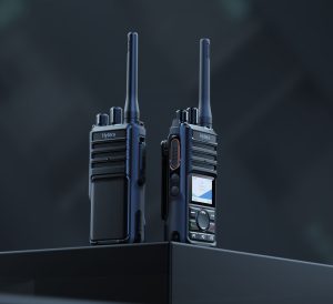 Hytera Telsiz: Teknolojik gelişmelerle birlikte GPS konum takibi, Bluetooth bağlantısı, Wi-Fi desteği ve grup yönetimi gibi özellikler yeni nesil telsiz sistemlerinde daha yaygın hale gelmiştir. Gelişmiş özelliklere sahip Hytera Telsiz modelleri, saha operasyonlarının daha profesyonel şekilde yönetilmesine imkan tanır. Hytera, yalnızca standart dijital telsiz sistemleri değil aynı zamanda EXPROOF ve ATEX sertifikalı güvenlik telsizleri de üretmektedir. Patlayıcı gaz ve kimyasal risk bulunan alanlarda kullanılan Hytera Telsiz çözümleri, petrol rafinerileri, doğal gaz tesisleri ve maden sahalarında güvenli iletişim altyapısı oluşturur. PoC yani internet tabanlı telsiz teknolojileri de Hytera’nın güçlü olduğu alanlardan biridir. Mobil veri ve Wi-Fi üzerinden çalışan Hytera Telsiz sistemleri sayesinde farklı şehirlerde bulunan ekipler aynı iletişim ağı üzerinden kesintisiz haberleşebilir. Bu özellik özellikle geniş operasyon ağına sahip işletmeler için büyük avantaj sağlar. Hytera telsiz seçimi yapılırken kapsama alanı, dijital veya analog kullanım tercihi, batarya kapasitesi, dayanıklılık seviyesi ve kullanım amacı gibi kriterler dikkatle değerlendirilmelidir. Kaliteli bir Hytera Telsiz yatırımı, işletmelere uzun vadede güvenli iletişim, yüksek operasyonel verimlilik ve profesyonel saha yönetimi avantajı sağlar.
