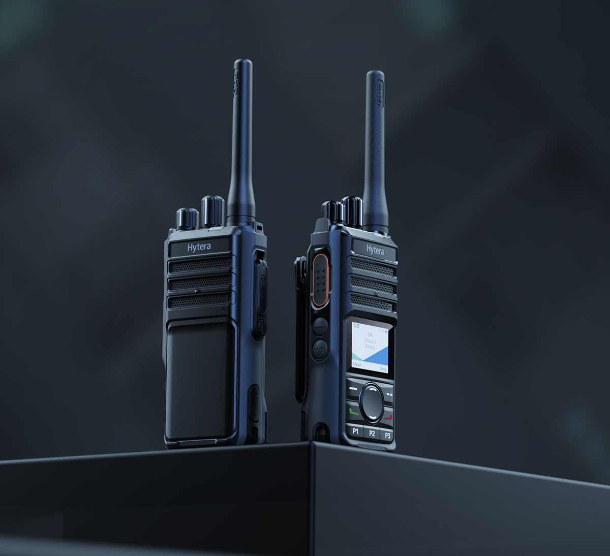 Hytera Telsiz: Teknolojik gelişmelerle birlikte GPS konum takibi, Bluetooth bağlantısı, Wi-Fi desteği ve grup yönetimi gibi özellikler yeni nesil telsiz sistemlerinde daha yaygın hale gelmiştir. Gelişmiş özelliklere sahip Hytera Telsiz modelleri, saha operasyonlarının daha profesyonel şekilde yönetilmesine imkan tanır. Hytera, yalnızca standart dijital telsiz sistemleri değil aynı zamanda EXPROOF ve ATEX sertifikalı güvenlik telsizleri de üretmektedir. Patlayıcı gaz ve kimyasal risk bulunan alanlarda kullanılan Hytera Telsiz çözümleri, petrol rafinerileri, doğal gaz tesisleri ve maden sahalarında güvenli iletişim altyapısı oluşturur. PoC yani internet tabanlı telsiz teknolojileri de Hytera’nın güçlü olduğu alanlardan biridir. Mobil veri ve Wi-Fi üzerinden çalışan Hytera Telsiz sistemleri sayesinde farklı şehirlerde bulunan ekipler aynı iletişim ağı üzerinden kesintisiz haberleşebilir. Bu özellik özellikle geniş operasyon ağına sahip işletmeler için büyük avantaj sağlar. Hytera telsiz seçimi yapılırken kapsama alanı, dijital veya analog kullanım tercihi, batarya kapasitesi, dayanıklılık seviyesi ve kullanım amacı gibi kriterler dikkatle değerlendirilmelidir. Kaliteli bir Hytera Telsiz yatırımı, işletmelere uzun vadede güvenli iletişim, yüksek operasyonel verimlilik ve profesyonel saha yönetimi avantajı sağlar.
