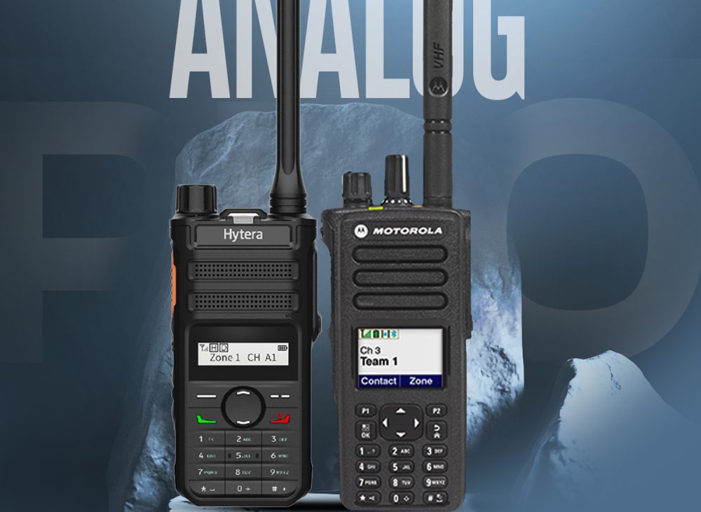 Analog Telsizlerin Temel Özellikleri Modern analog telsizler, eski nesil cihazlara kıyasla çok daha gelişmiş özelliklerle donatılmıştır: CTCSS ve DCS Kodlama: Aynı frekansı kullanan diğer grupların seslerini duymanızı engelleyen ton şifreleme sistemleri. VOX Özelliği: Elleri kullanmadan, sesle aktivasyon sağlayarak konuşma imkanı. IP Koruma Sınıfları: Toza ve suya dayanıklılık (IP54, IP67 gibi standartlar), cihazın zorlu saha koşullarında çalışmasını sağlar. Uzun Pil Ömrü: Karmaşık veri işleme süreçleri olmadığı için batarya tüketimi oldukça optimize edilmiştir. Kullanım Alanları: Kimler İçin İdeal? Analog telsizler, çok geniş bir yelpazede operasyonel verimlilik sağlar: İnşaat Sahaları: Vinç operatörleri ve saha personeli arasındaki hızlı koordinasyon için. Güvenlik Hizmetleri: AVM, site veya etkinlik güvenliğinde anlık müdahale için. Lojistik ve Depolama: Depo içi ürün toplama ve sevkiyat süreçlerini yönetmek için. Turizm ve Otelcilik: Kat hizmetleri, resepsiyon ve teknik servis arasındaki iletişimi koordine etmek için. Tarım ve Hayvancılık: Geniş arazilerde personelin birbiriyle bağını koparmaması için. Analog mu Dijital mi? Karar Verme Süreci Eğer ihtiyacınız sadece "sesli iletişim" ise ve kapsama alanınız çok geniş (şehirler arası vb.) değilse analog telsizler sizin için en rasyonel çözümdür. Ancak, veri aktarımı, GPS takibi, şifreli üst düzey güvenlik ve çok kanallı kompleks bir yapı gerekiyorsa dijital sistemlere geçiş düşünülmelidir. Birçok modern telsiz artık "dual mode" (hem analog hem dijital) çalışabildiği için, analogdan dijitale geçiş süreci kademeli olarak da yönetilebilmektedir. Sonuç Analog telsiz teknolojisi, güvenilirliği kanıtlanmış, ekonomik ve pratik bir iletişim yöntemidir. Teknolojik trendler ne yöne giderse gitsin, "aç ve konuş" basitliği, bu cihazların endüstriyel dünyadaki yerini sağlamlaştırmaya devam edecektir. İşletmenizin ihtiyaçlarına uygun bir analog telsiz seçerken, cihazın dayanıklılık sertifikalarına ve pil kapasitesine dikkat etmeniz, uzun ömürlü bir kullanım için yeterli olacaktır.