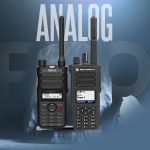 Analog Telsizlerin Temel Özellikleri Modern analog telsizler, eski nesil cihazlara kıyasla çok daha gelişmiş özelliklerle donatılmıştır: CTCSS ve DCS Kodlama: Aynı frekansı kullanan diğer grupların seslerini duymanızı engelleyen ton şifreleme sistemleri. VOX Özelliği: Elleri kullanmadan, sesle aktivasyon sağlayarak konuşma imkanı. IP Koruma Sınıfları: Toza ve suya dayanıklılık (IP54, IP67 gibi standartlar), cihazın zorlu saha koşullarında çalışmasını sağlar. Uzun Pil Ömrü: Karmaşık veri işleme süreçleri olmadığı için batarya tüketimi oldukça optimize edilmiştir. Kullanım Alanları: Kimler İçin İdeal? Analog telsizler, çok geniş bir yelpazede operasyonel verimlilik sağlar: İnşaat Sahaları: Vinç operatörleri ve saha personeli arasındaki hızlı koordinasyon için. Güvenlik Hizmetleri: AVM, site veya etkinlik güvenliğinde anlık müdahale için. Lojistik ve Depolama: Depo içi ürün toplama ve sevkiyat süreçlerini yönetmek için. Turizm ve Otelcilik: Kat hizmetleri, resepsiyon ve teknik servis arasındaki iletişimi koordine etmek için. Tarım ve Hayvancılık: Geniş arazilerde personelin birbiriyle bağını koparmaması için. Analog mu Dijital mi? Karar Verme Süreci Eğer ihtiyacınız sadece "sesli iletişim" ise ve kapsama alanınız çok geniş (şehirler arası vb.) değilse analog telsizler sizin için en rasyonel çözümdür. Ancak, veri aktarımı, GPS takibi, şifreli üst düzey güvenlik ve çok kanallı kompleks bir yapı gerekiyorsa dijital sistemlere geçiş düşünülmelidir. Birçok modern telsiz artık "dual mode" (hem analog hem dijital) çalışabildiği için, analogdan dijitale geçiş süreci kademeli olarak da yönetilebilmektedir. Sonuç Analog telsiz teknolojisi, güvenilirliği kanıtlanmış, ekonomik ve pratik bir iletişim yöntemidir. Teknolojik trendler ne yöne giderse gitsin, "aç ve konuş" basitliği, bu cihazların endüstriyel dünyadaki yerini sağlamlaştırmaya devam edecektir. İşletmenizin ihtiyaçlarına uygun bir analog telsiz seçerken, cihazın dayanıklılık sertifikalarına ve pil kapasitesine dikkat etmeniz, uzun ömürlü bir kullanım için yeterli olacaktır.