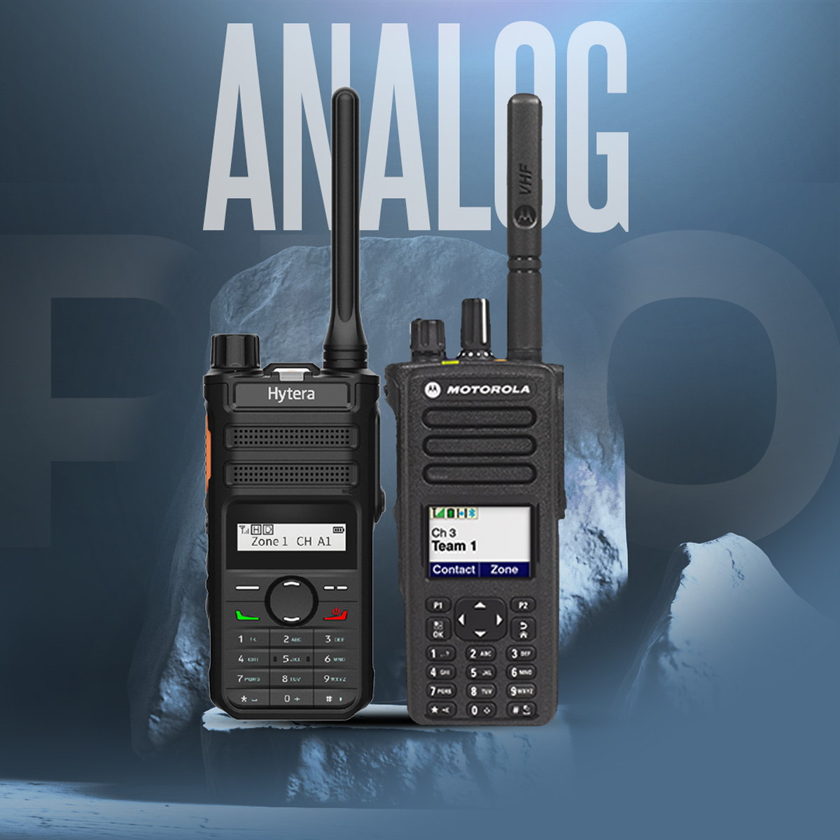 Analog Telsizlerin Temel Özellikleri Modern analog telsizler, eski nesil cihazlara kıyasla çok daha gelişmiş özelliklerle donatılmıştır: CTCSS ve DCS Kodlama: Aynı frekansı kullanan diğer grupların seslerini duymanızı engelleyen ton şifreleme sistemleri. VOX Özelliği: Elleri kullanmadan, sesle aktivasyon sağlayarak konuşma imkanı. IP Koruma Sınıfları: Toza ve suya dayanıklılık (IP54, IP67 gibi standartlar), cihazın zorlu saha koşullarında çalışmasını sağlar. Uzun Pil Ömrü: Karmaşık veri işleme süreçleri olmadığı için batarya tüketimi oldukça optimize edilmiştir. Kullanım Alanları: Kimler İçin İdeal? Analog telsizler, çok geniş bir yelpazede operasyonel verimlilik sağlar: İnşaat Sahaları: Vinç operatörleri ve saha personeli arasındaki hızlı koordinasyon için. Güvenlik Hizmetleri: AVM, site veya etkinlik güvenliğinde anlık müdahale için. Lojistik ve Depolama: Depo içi ürün toplama ve sevkiyat süreçlerini yönetmek için. Turizm ve Otelcilik: Kat hizmetleri, resepsiyon ve teknik servis arasındaki iletişimi koordine etmek için. Tarım ve Hayvancılık: Geniş arazilerde personelin birbiriyle bağını koparmaması için. Analog mu Dijital mi? Karar Verme Süreci Eğer ihtiyacınız sadece "sesli iletişim" ise ve kapsama alanınız çok geniş (şehirler arası vb.) değilse analog telsizler sizin için en rasyonel çözümdür. Ancak, veri aktarımı, GPS takibi, şifreli üst düzey güvenlik ve çok kanallı kompleks bir yapı gerekiyorsa dijital sistemlere geçiş düşünülmelidir. Birçok modern telsiz artık "dual mode" (hem analog hem dijital) çalışabildiği için, analogdan dijitale geçiş süreci kademeli olarak da yönetilebilmektedir. Sonuç Analog telsiz teknolojisi, güvenilirliği kanıtlanmış, ekonomik ve pratik bir iletişim yöntemidir. Teknolojik trendler ne yöne giderse gitsin, "aç ve konuş" basitliği, bu cihazların endüstriyel dünyadaki yerini sağlamlaştırmaya devam edecektir. İşletmenizin ihtiyaçlarına uygun bir analog telsiz seçerken, cihazın dayanıklılık sertifikalarına ve pil kapasitesine dikkat etmeniz, uzun ömürlü bir kullanım için yeterli olacaktır.