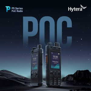 PoC Telsiz Seçerken Nelere Dikkat Edilmeli? Doğru PoC telsiz seçimi yapılırken işletmenin iletişim ihtiyaçları detaylı şekilde değerlendirilmelidir. Dikkat edilmesi gereken temel kriterler şunlardır: Mobil operatör uyumluluğu Batarya performansı GPS desteği Ses kalitesi Dayanıklılık seviyesi Yönetim yazılımı desteği Teknik servis hizmeti Grup yönetim kapasitesi Özellikle yoğun saha operasyonlarında kullanılacak PoC telsiz cihazlarının uzun pil ömrüne sahip olması büyük avantaj sağlamaktadır. İşletmeler İçin PoC Telsiz Kullanımının Önemi Büyük saha operasyonlarına sahip işletmeler için iletişim sürekliliği kritik öneme sahiptir. PoC telsiz sistemleri sayesinde farklı şehirlerde bulunan ekipler bile anlık iletişim kurabilmektedir. Özellikle lojistik, güvenlik ve dağıtım sektörlerinde hızlı koordinasyon sağlanması operasyonel başarıyı doğrudan etkilemektedir. PoC telsiz çözümleri, işletmelerin iletişim altyapısını güçlendirerek zaman kaybını azaltmakta ve verimliliği artırmaktadır. Sonuç PoC telsiz teknolojisi, internet tabanlı altyapısı sayesinde profesyonel haberleşme sistemlerinde modern ve güçlü çözümler sunmaktadır. Sınırsız mesafe iletişimi, yüksek ses kalitesi, GPS desteği ve gelişmiş grup yönetimi özellikleri sayesinde birçok sektörde yaygın olarak kullanılmaktadır. İşletmeler için hızlı, güvenilir ve kesintisiz iletişim sağlayan PoC telsiz sistemleri, profesyonel haberleşmenin geleceğinde önemli yere sahip olmaya devam etmektedir.