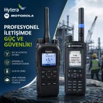 Profesyonel Telsiz Markaları Piyasada farklı ihtiyaçlara yönelik profesyonel telsiz markaları bulunmaktadır. İşletmelerin en çok tercih ettiği markalar arasında; Hytera Telsiz Motorola Telsiz ASELSAN Telsiz yer almaktadır. Bu markalar; analog, dijital, TETRA ve PoC haberleşme çözümleriyle farklı sektörlere uygun ürün seçenekleri sunmaktadır. Profesyonel Telsiz ile Güvenli Haberleşme Kesintisiz haberleşme, iş güvenliğinin temel unsurlarından biridir. Fabrikalar, şantiyeler, enerji tesisleri ve güvenlik operasyonlarında yaşanabilecek iletişim aksaklıkları ciddi risklere neden olabilir. Profesyonel telsiz sistemleri sayesinde ekipler tek tuşla iletişim kurabilir, acil durumlara saniyeler içinde müdahale edebilir ve operasyonlarını daha güvenli şekilde yönetebilir. Güçlü kapsama alanı, dayanıklı yapısı ve gelişmiş teknolojileriyle profesyonel telsizler, işletmelerin haberleşme altyapısını geleceğe taşır. Sonuç Güvenilir ve hızlı iletişim, işletmelerin başarısında önemli rol oynar. Profesyonel telsiz çözümleri; yüksek ses kalitesi, dayanıklılığı, uzun pil ömrü ve gelişmiş haberleşme teknolojileri sayesinde birçok sektörde güvenle kullanılmaktadır. İşletmenizin ihtiyaçlarına uygun profesyonel telsiz sistemini seçerek ekip koordinasyonunu güçlendirebilir, operasyonel verimliliğinizi artırabilir ve güvenli haberleşmenin avantajlarından yararlanabilirsiniz. Hemen Teklif Alın! İşletmeniz için en uygun profesyonel telsiz çözümlerini keşfetmek için uzman ekibimizle iletişime geçin. Hytera, Motorola ve ASELSAN telsiz sistemleri, analog ve dijital haberleşme çözümleri, TETRA ve PoC sistemleri, aksesuarlar, kurulum ve satış sonrası teknik destek hizmetlerimizle ihtiyacınıza en uygun çözümü sunuyoruz. Hemen teklif alın ve profesyonel haberleşmeye geçin! Sık Sorulan Sorular (SSS) Profesyonel telsiz nedir? Profesyonel telsiz, işletmelerin ve kurumların güvenilir, hızlı ve kesintisiz iletişim kurabilmesi için geliştirilen yüksek performanslı haberleşme cihazıdır. Profesyonel telsiz hangi sektörlerde kullanılır? Güvenlik, üretim, lojistik, inşaat, enerji, sağlık, kamu kurumları, oteller, alışveriş merkezleri ve birçok endüstriyel alanda kullanılmaktadır. Dijital telsiz ile analog telsiz arasındaki fark nedir? Dijital telsizler daha net ses kalitesi, gelişmiş güvenlik özellikleri ve daha uzun pil ömrü sunarken, analog telsizler temel haberleşme ihtiyaçları için ekonomik bir çözümdür. Profesyonel telsizlerin kapsama alanı ne kadardır? Kapsama alanı; cihaz modeli, anten sistemi, röle kullanımı, arazi yapısı ve çevresel koşullara göre değişiklik gösterir. Profesyonel telsiz satın alırken nelere dikkat edilmelidir? Kullanım alanı, kullanıcı sayısı, haberleşme mesafesi, teknoloji türü (analog, DMR, TETRA veya PoC), pil performansı ve teknik servis desteği değerlendirilmelidir. Profesyonel telsizler için teknik servis hizmeti sunuluyor mu? Evet. Yetkili satıcılardan temin edilen profesyonel telsizler için bakım, onarım, programlama, yazılım güncelleme ve yedek parça desteği sunulmaktadır.